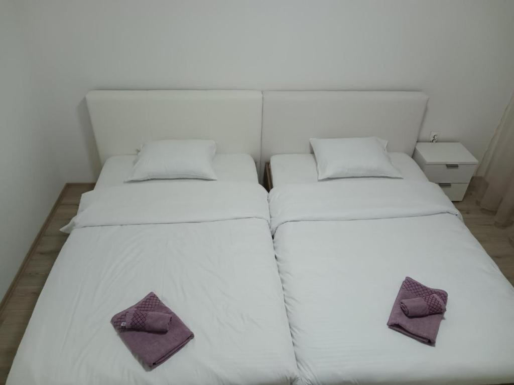 Lovely Square Apartment Purple Velvet Skopje Quarto foto