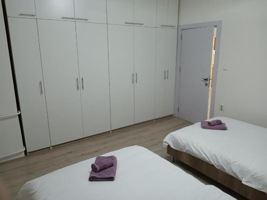 Lovely Square Apartment Purple Velvet Skopje Quarto foto