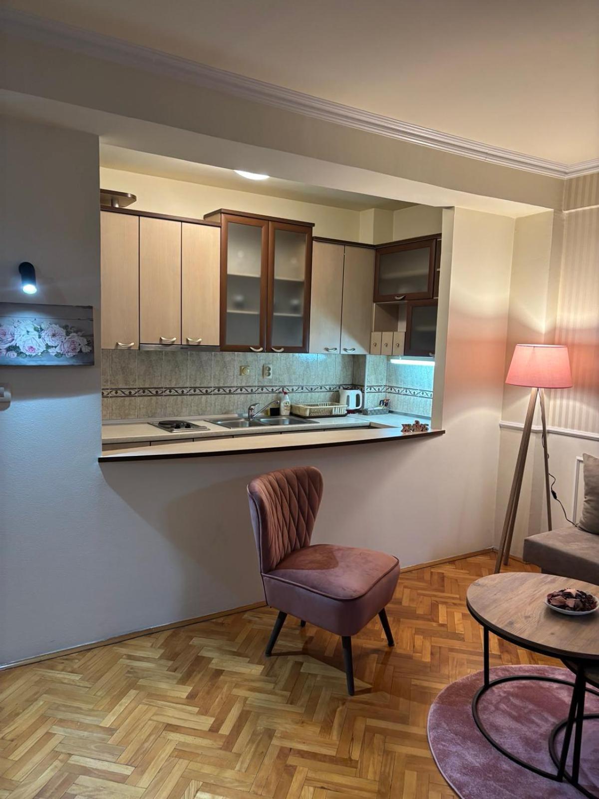 Lovely Square Apartment Purple Velvet Skopje Quarto foto